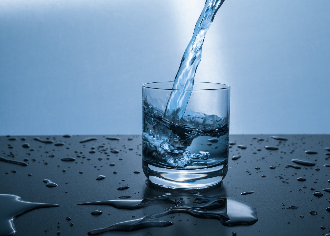Energetisiertes Wasser in einem Wasserglas